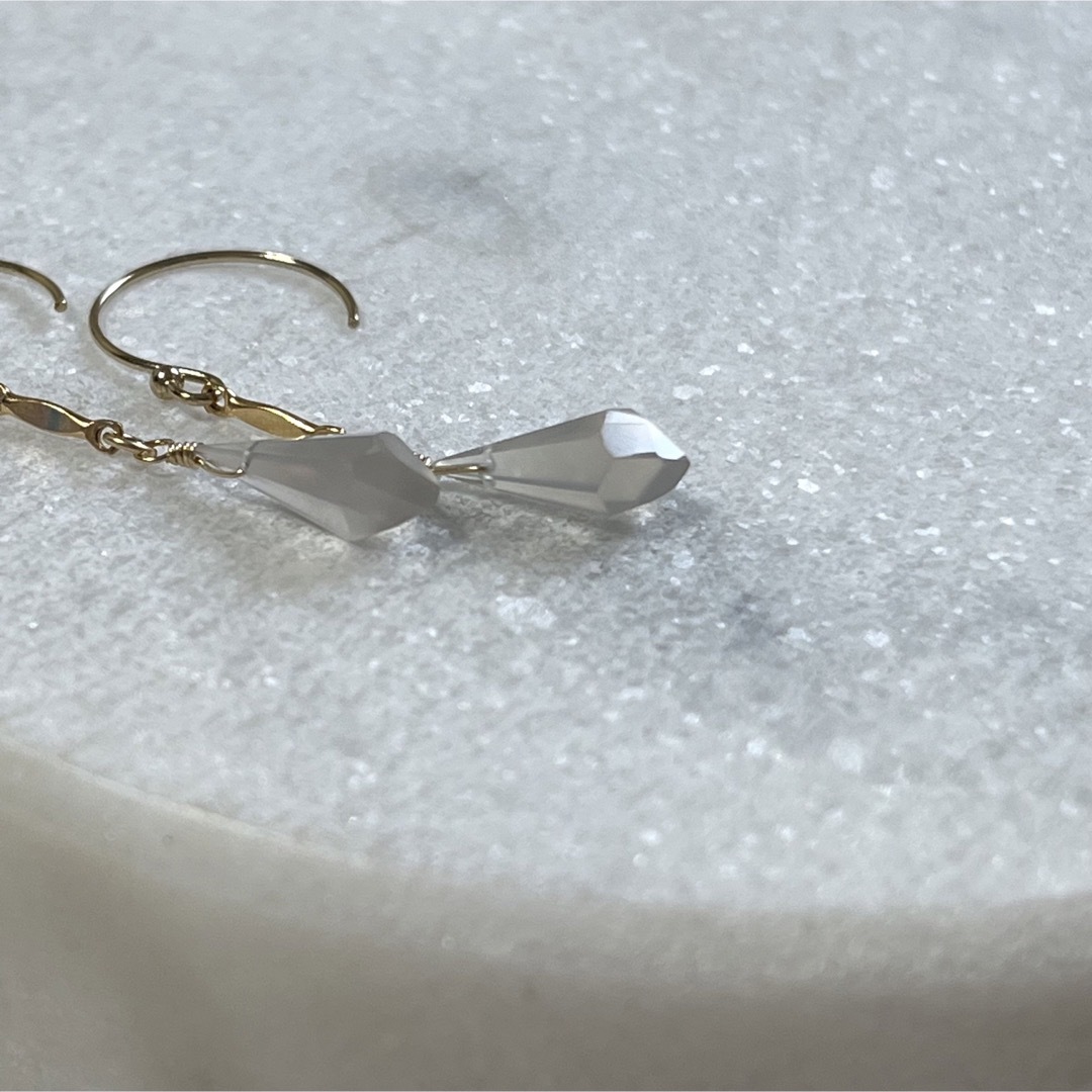 14Kgf／K14gf グレーオニキス一粒ピアス／天然石一粒ピアス イヤリング レディースのアクセサリー(ピアス)の商品写真