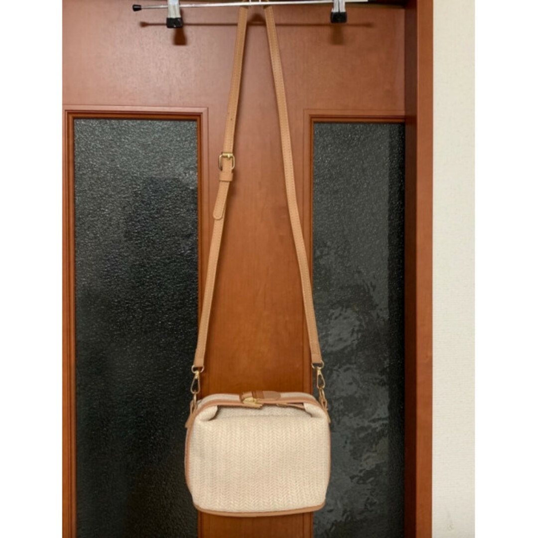 ストローバッグ ベルト ハンドル かわいい お洒落 高見え カゴ ベージュ 美品 レディースのバッグ(かごバッグ/ストローバッグ)の商品写真