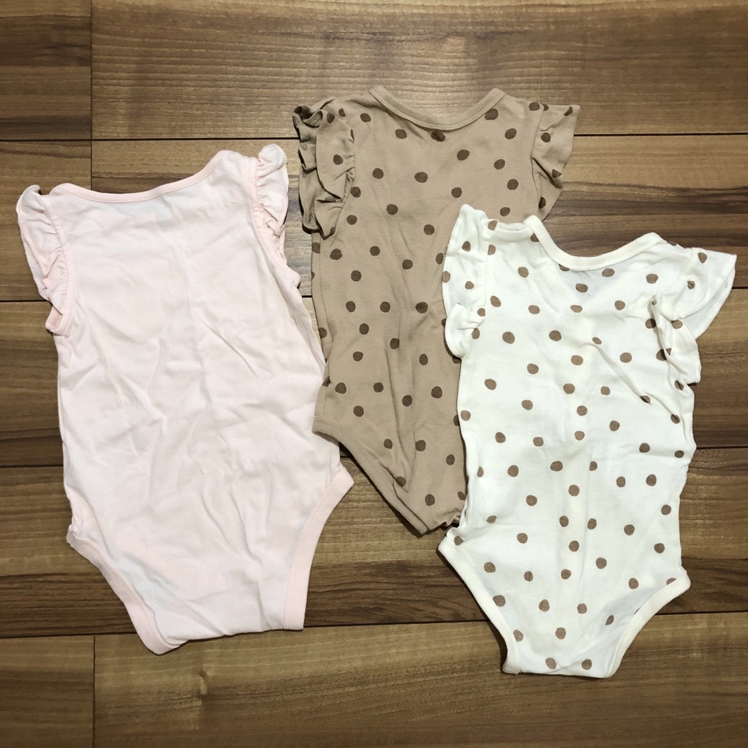 babyGAP(ベビーギャップ)の80サイズロンパース3枚セット♡ドット♡フリル♡くすみカラー キッズ/ベビー/マタニティのベビー服(~85cm)(ロンパース)の商品写真