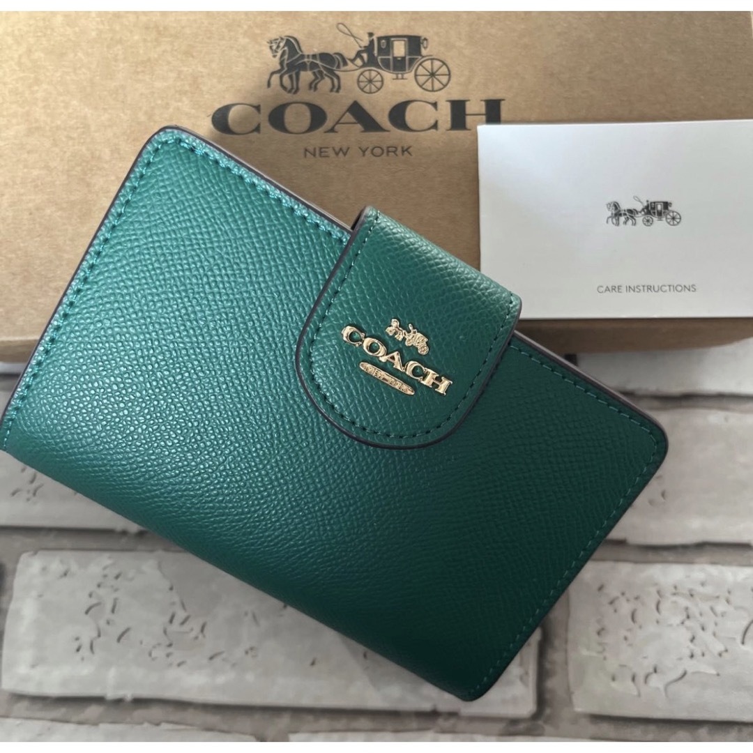 COACHコーチ折りたたみ財布　レディースのグーリン色新品財布