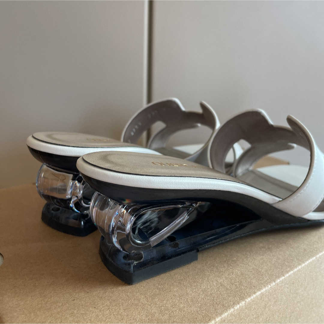dinos(ディノス)の【未使用に近い】イタリアンレザー　クリアヒールミュール☆23.5☆使用一度のみ レディースの靴/シューズ(ミュール)の商品写真