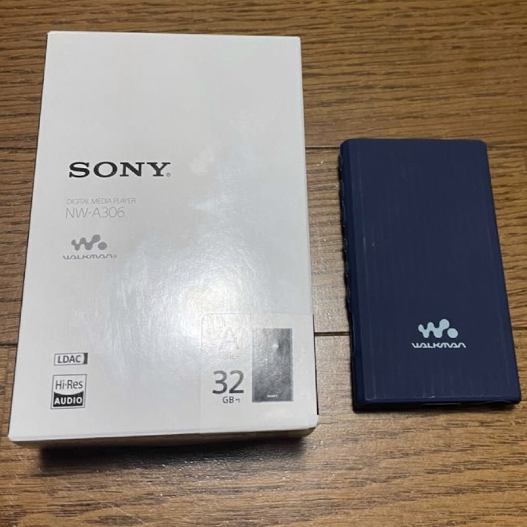 WALKMAN(ウォークマン)の【純正カバー付】SONY ウォークマン NW-A306 スマホ/家電/カメラのオーディオ機器(ポータブルプレーヤー)の商品写真