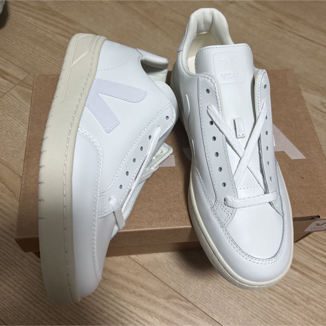 VEJA(ヴェジャ)の新品　VEJAヴェジャ V12レザー　スニーカー EU40  25.5cm 白 メンズの靴/シューズ(スニーカー)の商品写真