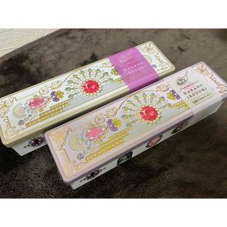 宝塚ホテル限定缶！ピンクの缶と　 宝塚限定の白い缶の宝塚すみれクッキーセット(菓子/デザート)