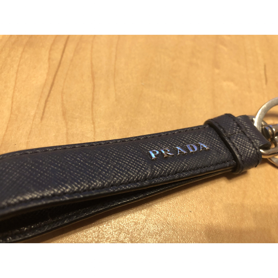 PRADA(プラダ)のPRADAサフィアーノレザー キーリング プラダ ブルー ネイビーブルー メンズのファッション小物(キーホルダー)の商品写真