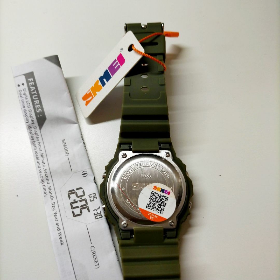 50m防水 ダイバーズウォッチ デジタル腕時計スポーツ アーミーグリーン緑×白 メンズの時計(腕時計(デジタル))の商品写真