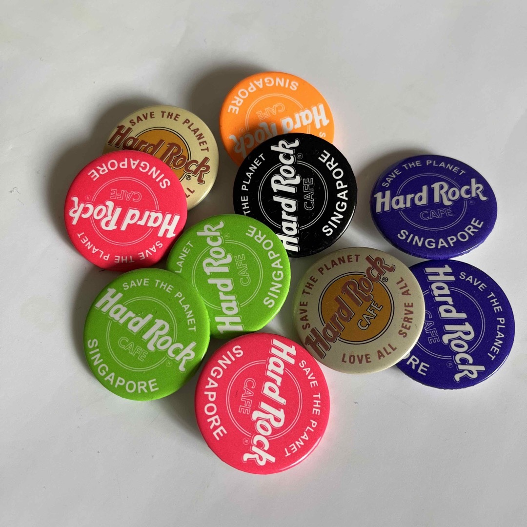 Hard Rock CAFE(ハードロックカフェ)の#ハードロックカフェ#未使用品#缶バッジ#7種類#シンガポール#直径3.5cm エンタメ/ホビーのアニメグッズ(バッジ/ピンバッジ)の商品写真