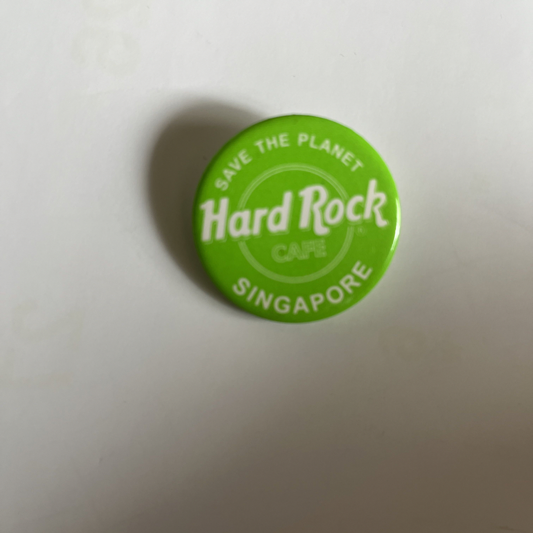 Hard Rock CAFE(ハードロックカフェ)の#ハードロックカフェ#未使用品#缶バッジ#7種類#シンガポール#直径3.5cm エンタメ/ホビーのアニメグッズ(バッジ/ピンバッジ)の商品写真