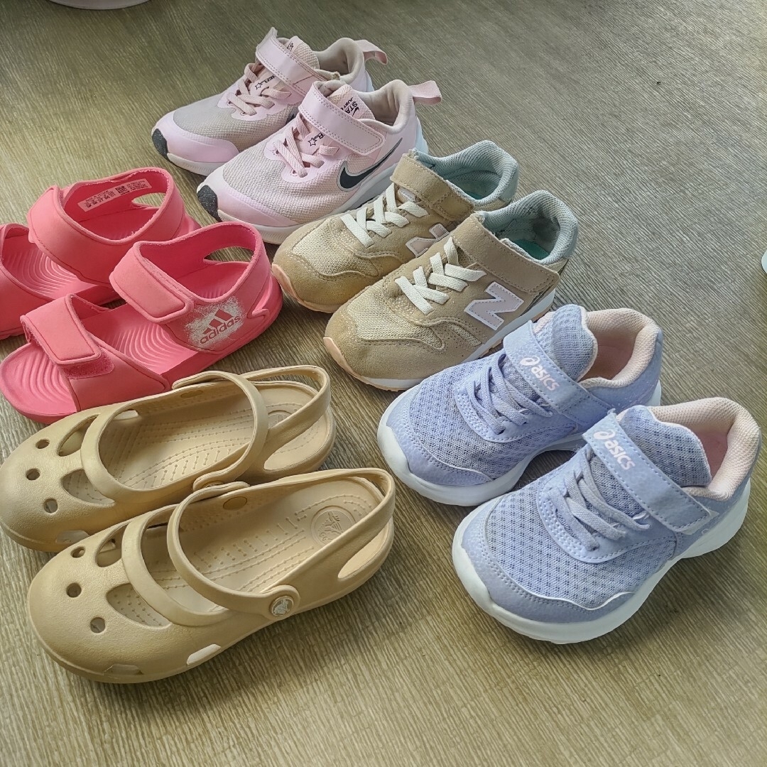 New Balance(ニューバランス)の16~18cm 女の子シューズ4足セット キッズ/ベビー/マタニティのキッズ靴/シューズ(15cm~)(スニーカー)の商品写真