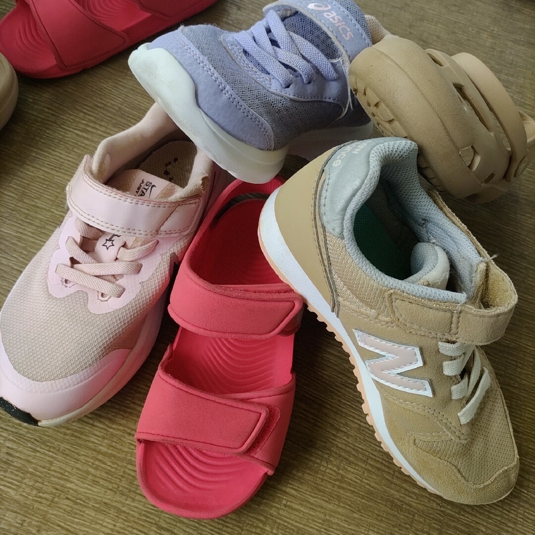 New Balance(ニューバランス)の16~18cm 女の子シューズ4足セット キッズ/ベビー/マタニティのキッズ靴/シューズ(15cm~)(スニーカー)の商品写真