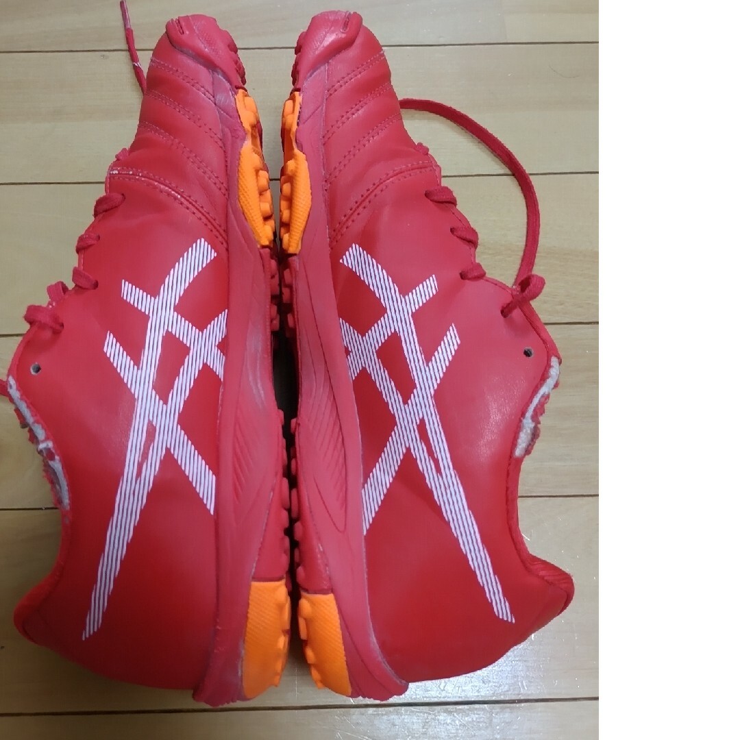 asics(アシックス)のサッカー トレーニングシューズ　アシックス　23.5cm スポーツ/アウトドアのサッカー/フットサル(シューズ)の商品写真