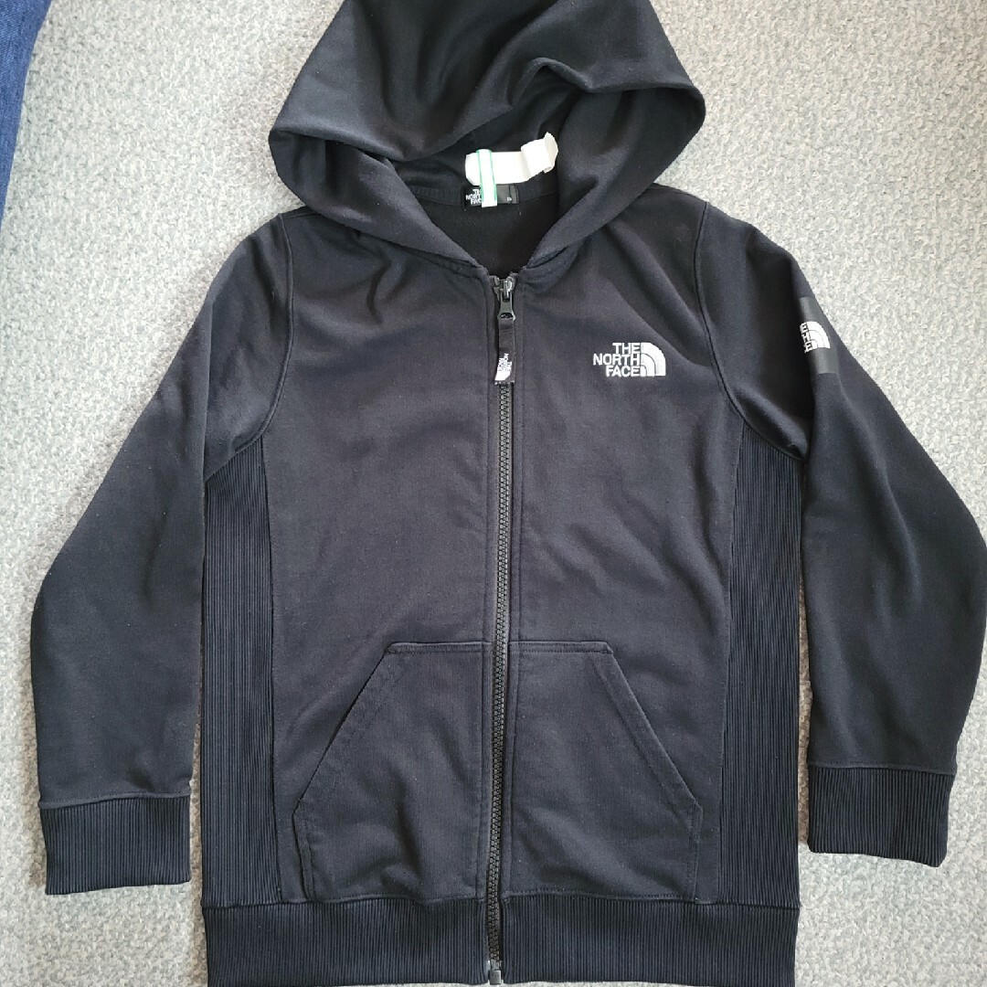 THE NORTH FACE(ザノースフェイス)のTHE NORTH FACE　パーカー　130 キッズ/ベビー/マタニティのキッズ服男の子用(90cm~)(ジャケット/上着)の商品写真