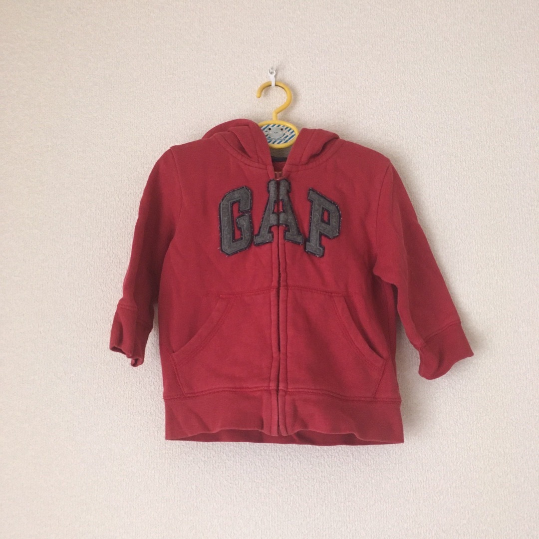 GAP(ギャップ)のGAP / ギャップ 定番ロゴ　フードパーカー　裏起毛　レッド 80 キッズ/ベビー/マタニティのベビー服(~85cm)(トレーナー)の商品写真