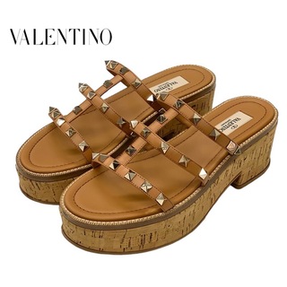 ヴァレンティノ(VALENTINO)のヴァレンティノ VALENTINO サンダル レザー コルク ブラウン ロックスタッズ 靴 シューズ(サンダル)