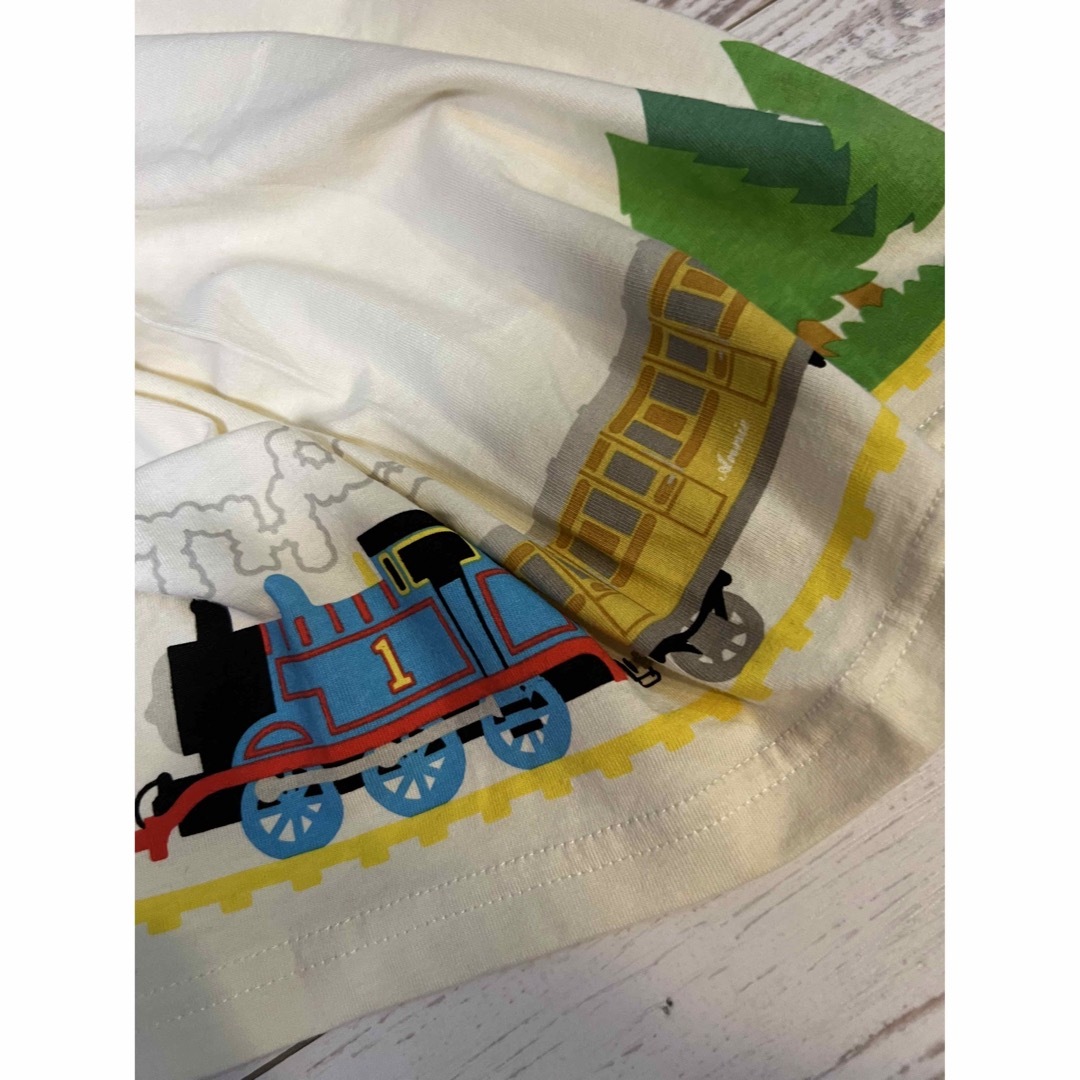 THOMAS(トーマス)の機関車トーマスぐるりプリントカットソーsize100 キッズ/ベビー/マタニティのキッズ服男の子用(90cm~)(その他)の商品写真