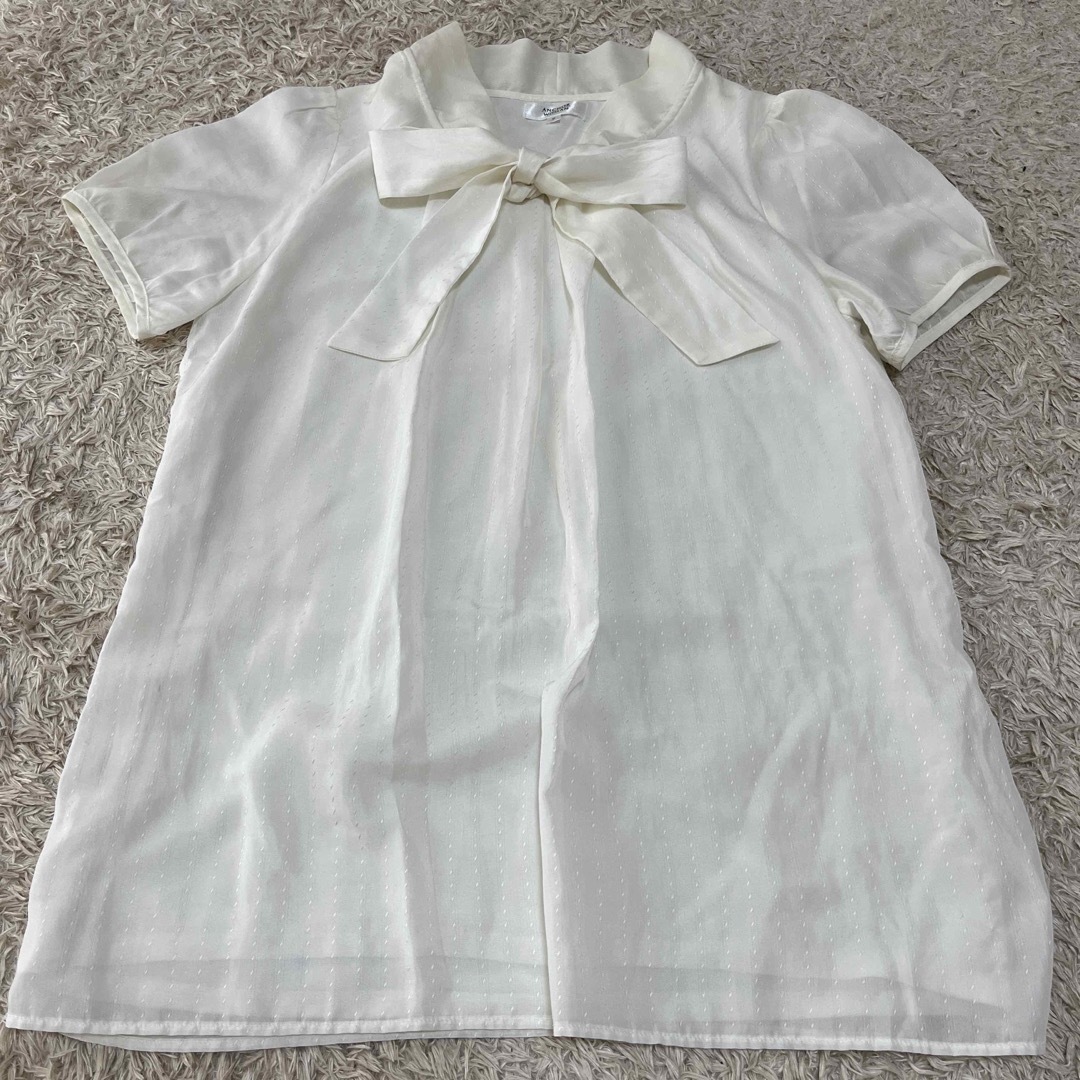 青山(アオヤマ)の洋服の青山 リボン ブラウス 半袖 9号 オフホワイト レディースのトップス(シャツ/ブラウス(半袖/袖なし))の商品写真