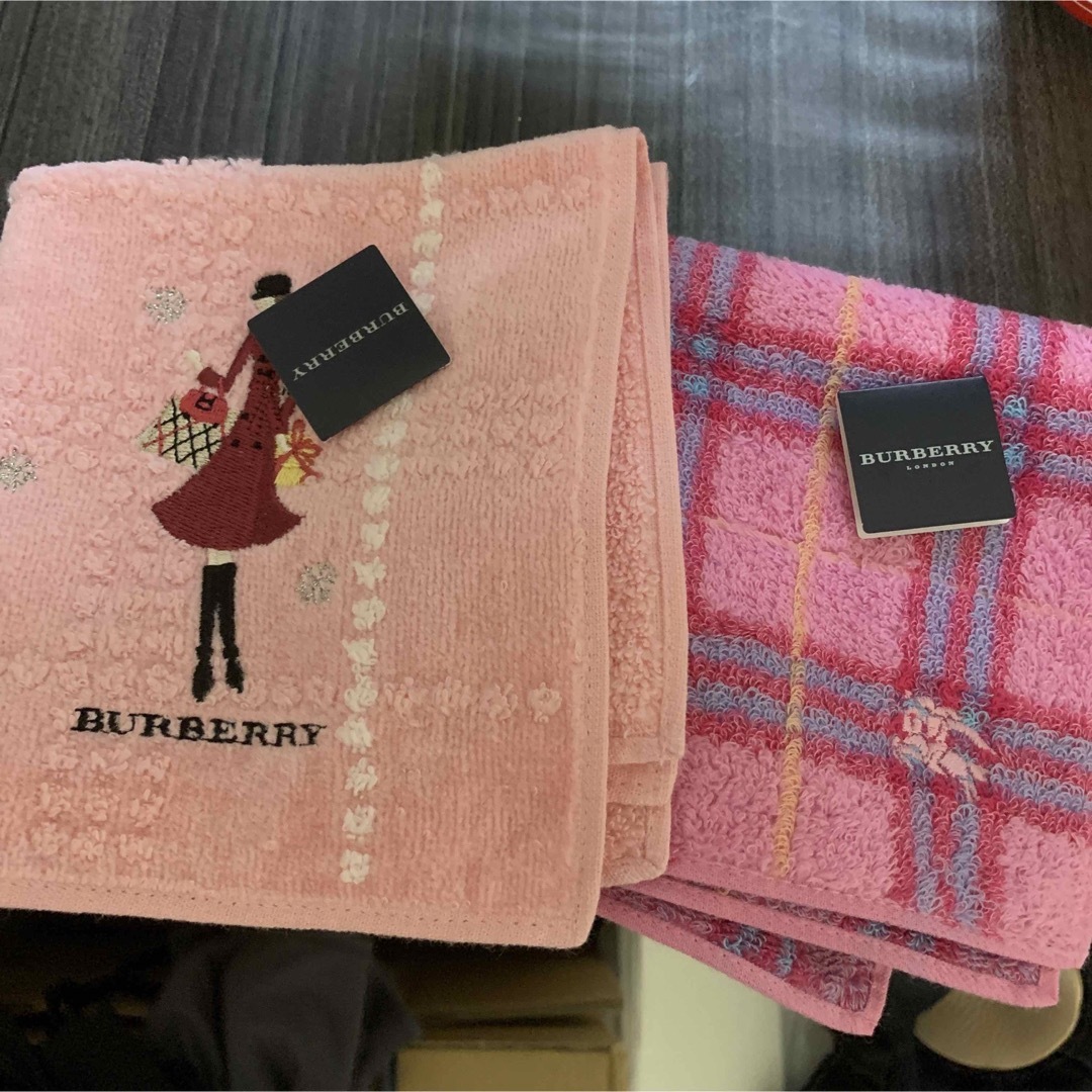 BURBERRY(バーバリー)の値下げしました‼︎ バーバリー　タオルハンカチ　女の子　ピンク系 レディースのファッション小物(ハンカチ)の商品写真