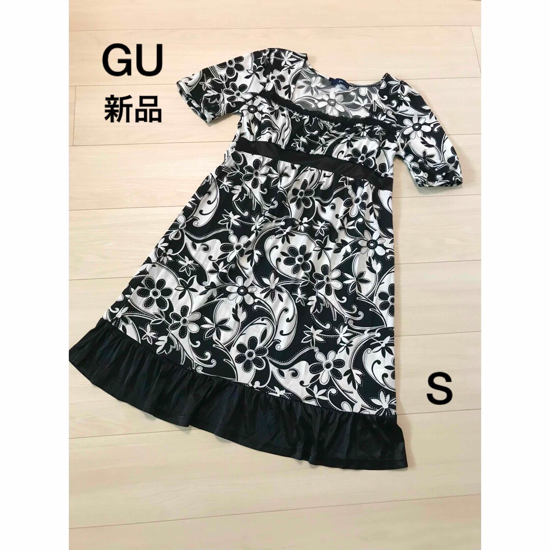 GU(ジーユー)の⭐︎新品⭐︎GU ワンピース 半袖（黒白・花柄） レディースのワンピース(ミニワンピース)の商品写真