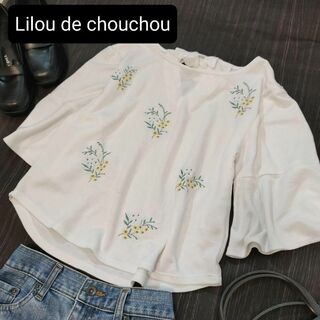 リルデシュシュ(Lilou de chouchou)のLilou de chouchou　刺繍　リボン　ホワイト　トップス(チュニック)
