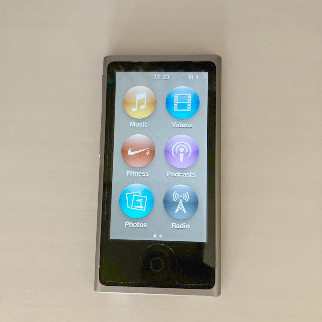 iPod(アイポッド)のiPod nano 第7世代本体　16GB 美品 スマホ/家電/カメラのオーディオ機器(ポータブルプレーヤー)の商品写真