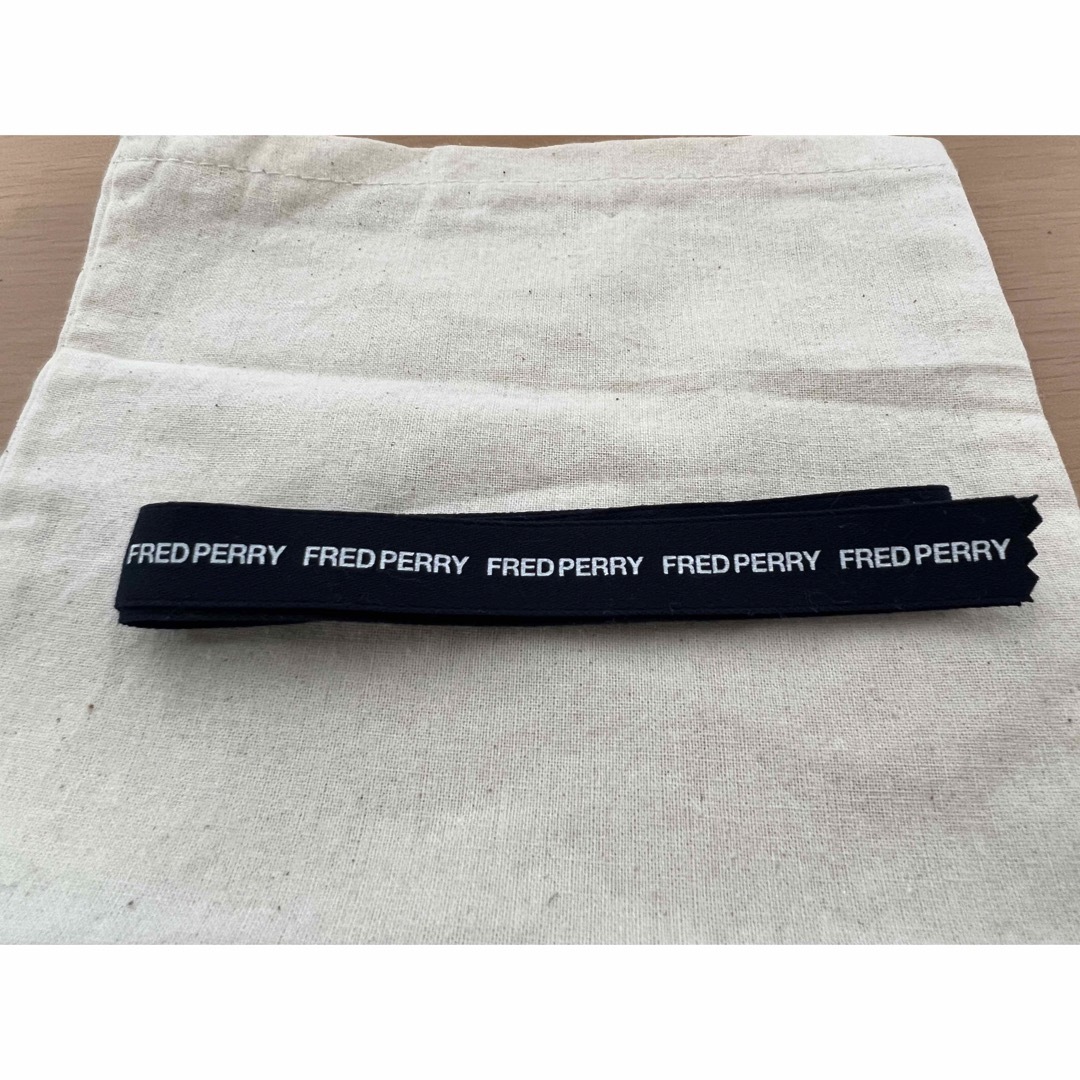 FRED PERRY(フレッドペリー)のfredperry ラッピング布袋(リボン付き) インテリア/住まい/日用品のオフィス用品(ラッピング/包装)の商品写真