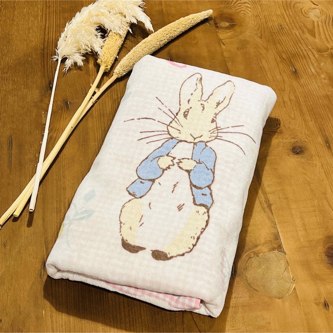 PETER RABBIT（TM）(ピーターラビット)の【新品】ピーターラビット スウェールリーフ バスタオル★２枚目以降半額 インテリア/住まい/日用品の日用品/生活雑貨/旅行(タオル/バス用品)の商品写真