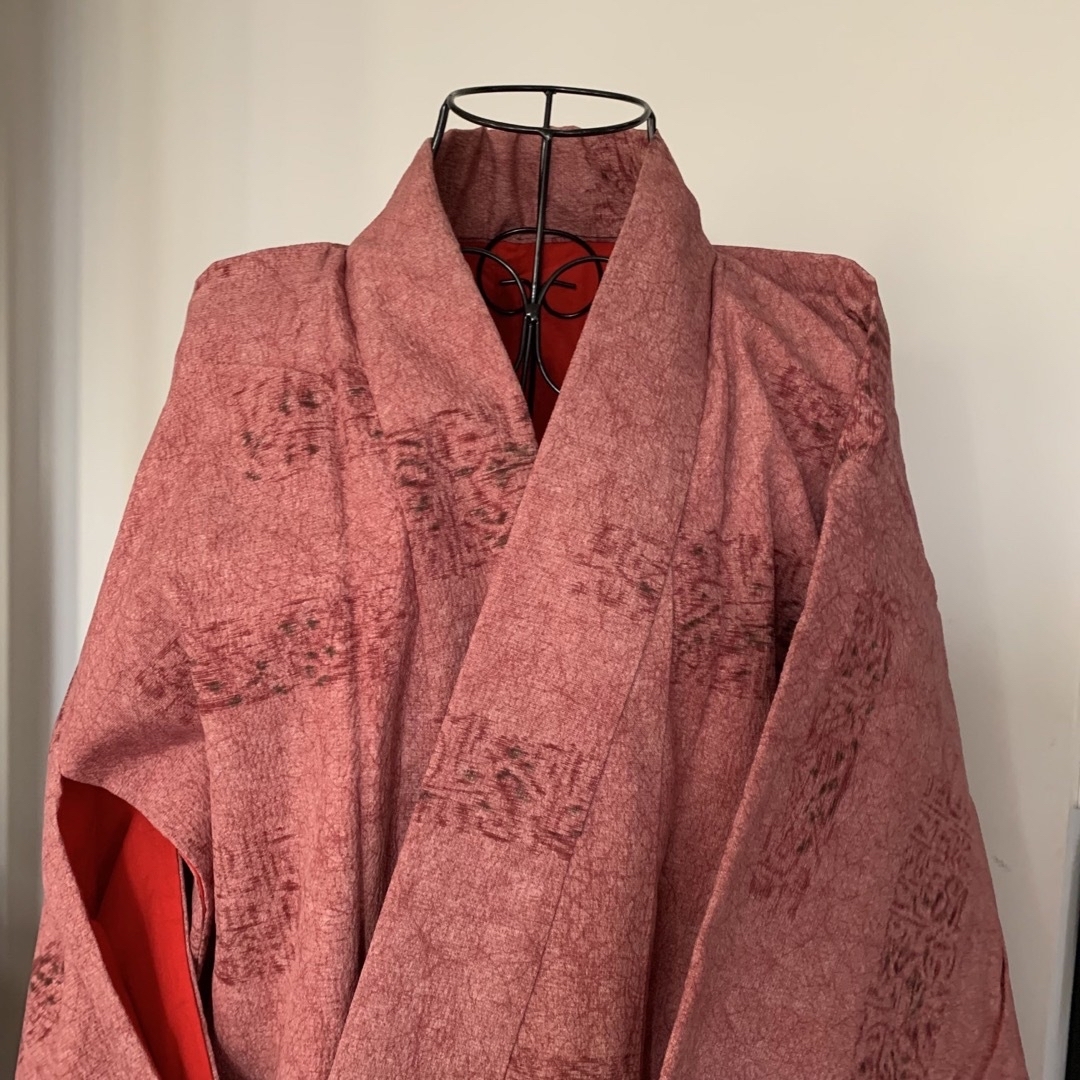 ヴィンテージ？くすみピンクの着物　小柄な方に 美品　袷　昭和レトロ レディースの水着/浴衣(着物)の商品写真
