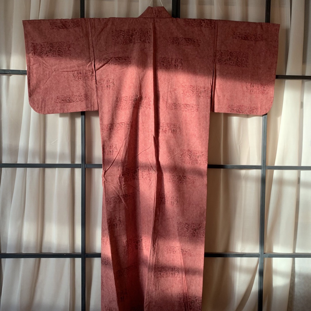 ヴィンテージ？くすみピンクの着物　小柄な方に 美品　袷　昭和レトロ レディースの水着/浴衣(着物)の商品写真