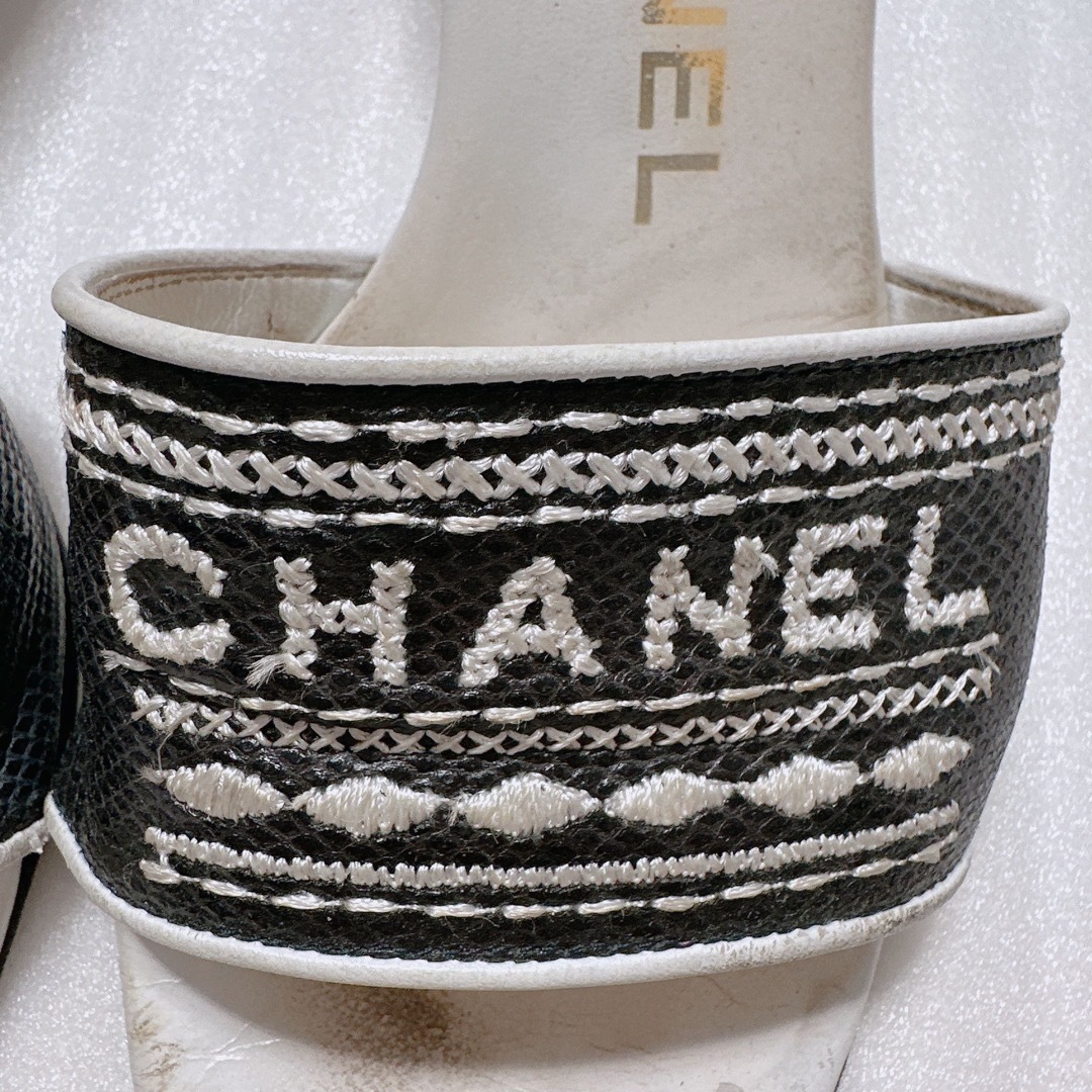 CHANEL(シャネル)のCHANEL シャネル　ミュール　サンダル　フラットシューズ　刺繍ロゴ入り　靴 レディースの靴/シューズ(サンダル)の商品写真