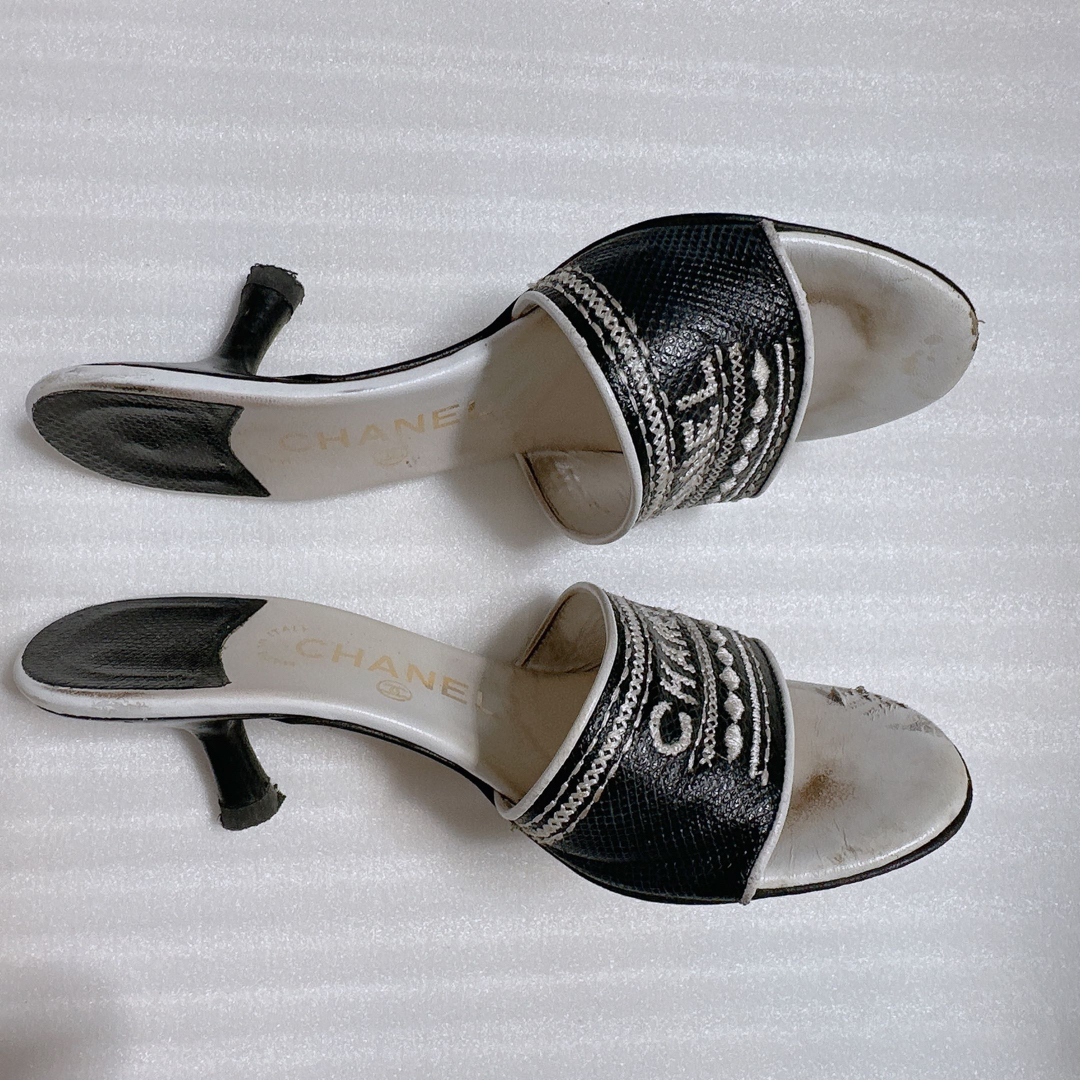 CHANEL(シャネル)のCHANEL シャネル　ミュール　サンダル　フラットシューズ　刺繍ロゴ入り　靴 レディースの靴/シューズ(サンダル)の商品写真