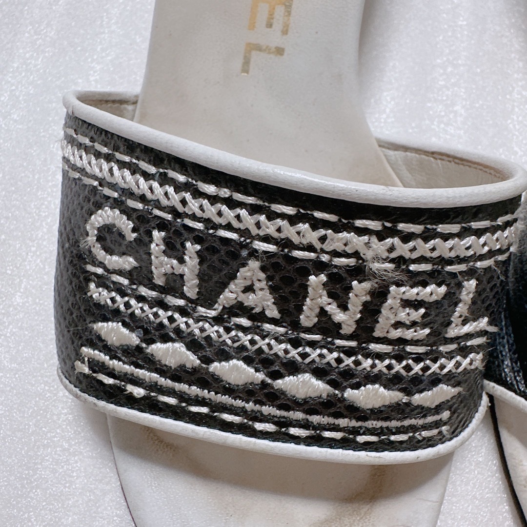 CHANEL(シャネル)のCHANEL シャネル　ミュール　サンダル　フラットシューズ　刺繍ロゴ入り　靴 レディースの靴/シューズ(サンダル)の商品写真