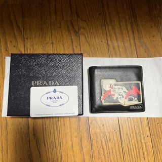 プラダ(PRADA)のprada 二つ折り財布　コミックプリント　レア(折り財布)