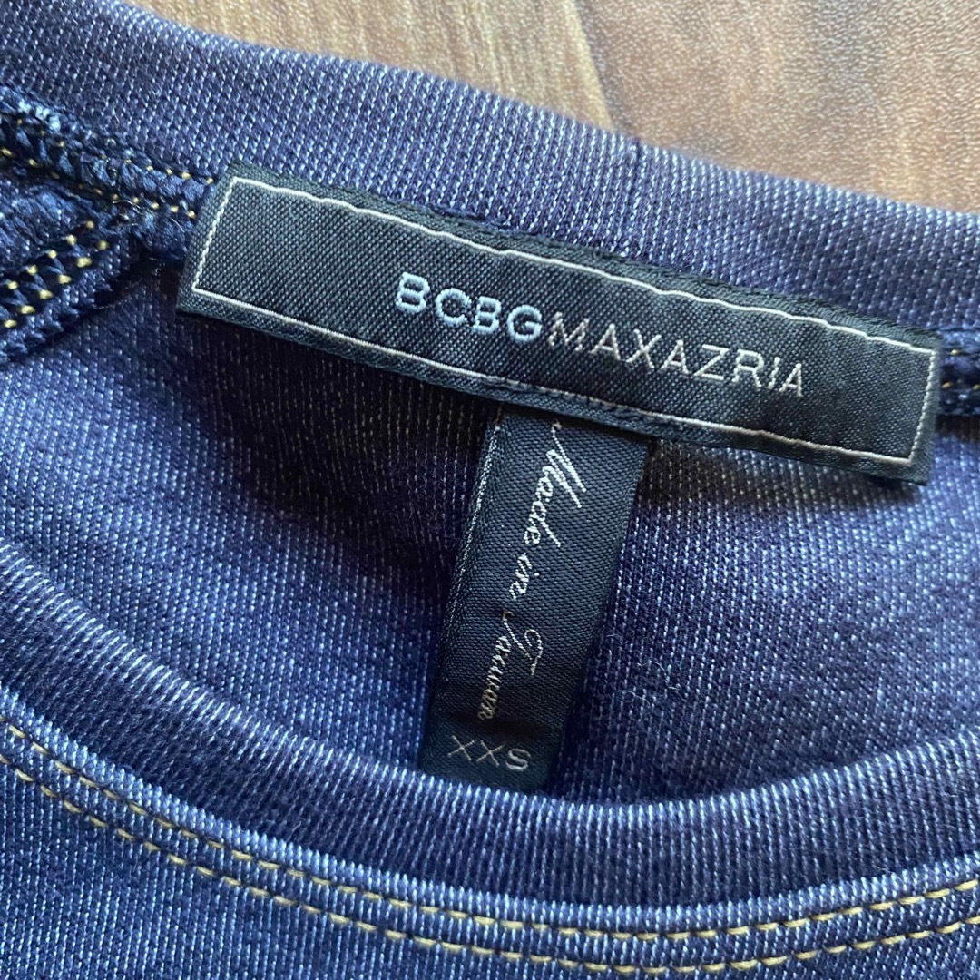 BCBGMAXAZRIA(ビーシービージーマックスアズリア)のBCBGマックスアズリア　デニム調生地デザインカットソー半袖　Sサイズ レディースのトップス(カットソー(半袖/袖なし))の商品写真