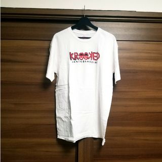 クルキッド(KROOKED)のKROOKED スケートボード 白×赤 ロゴTシャツ L(Tシャツ/カットソー(半袖/袖なし))