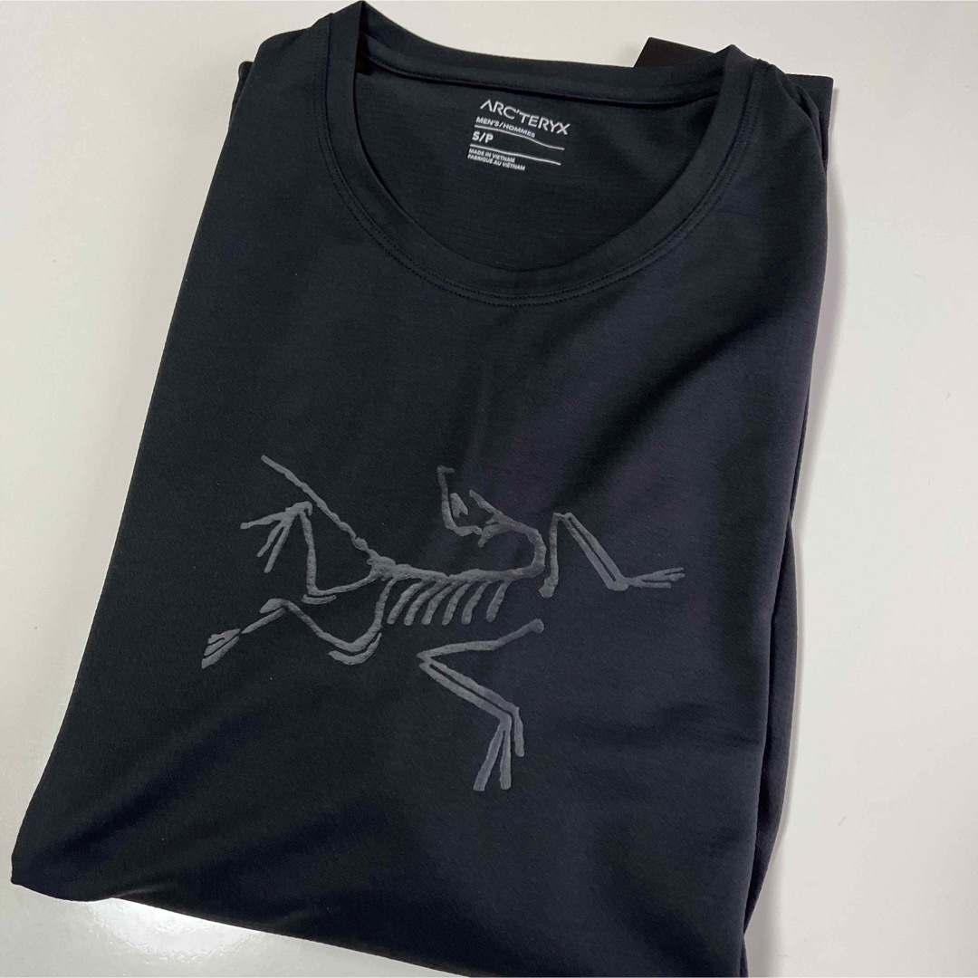 ARC'TERYX(アークテリクス)のARC'TERYX アークテリクス CORMAC LOGO SS MENS S黒 メンズのトップス(Tシャツ/カットソー(半袖/袖なし))の商品写真