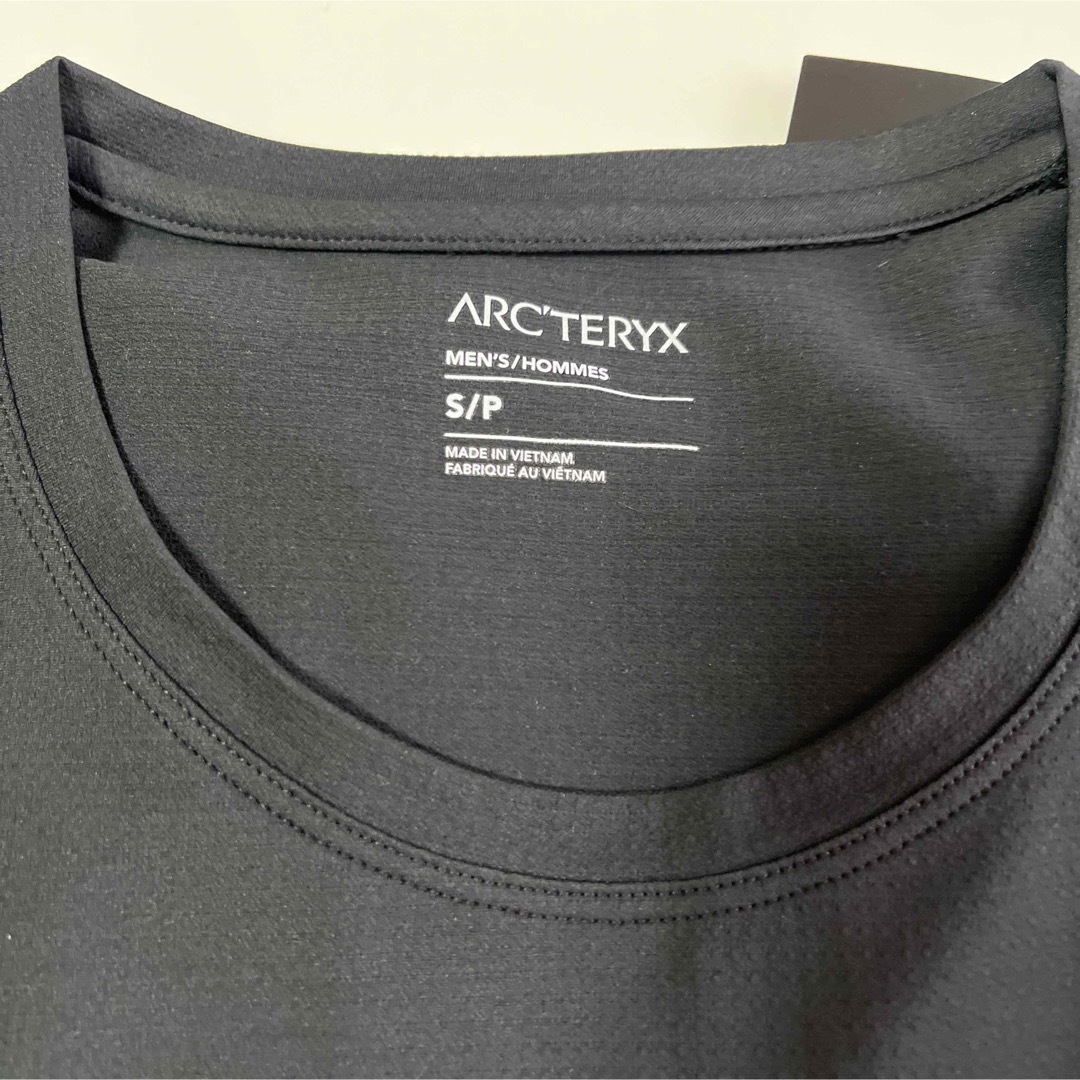 ARC'TERYX(アークテリクス)のARC'TERYX アークテリクス CORMAC LOGO SS MENS S黒 メンズのトップス(Tシャツ/カットソー(半袖/袖なし))の商品写真