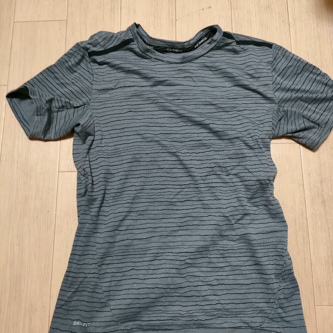 NIKE(ナイキ)のNike ナイキ DRY-FIT グレー　半袖　サイズ　S メンズのトップス(Tシャツ/カットソー(半袖/袖なし))の商品写真