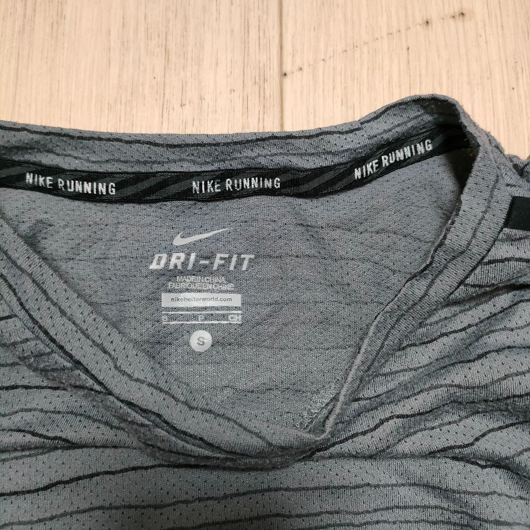 NIKE(ナイキ)のNike ナイキ DRY-FIT グレー　半袖　サイズ　S メンズのトップス(Tシャツ/カットソー(半袖/袖なし))の商品写真