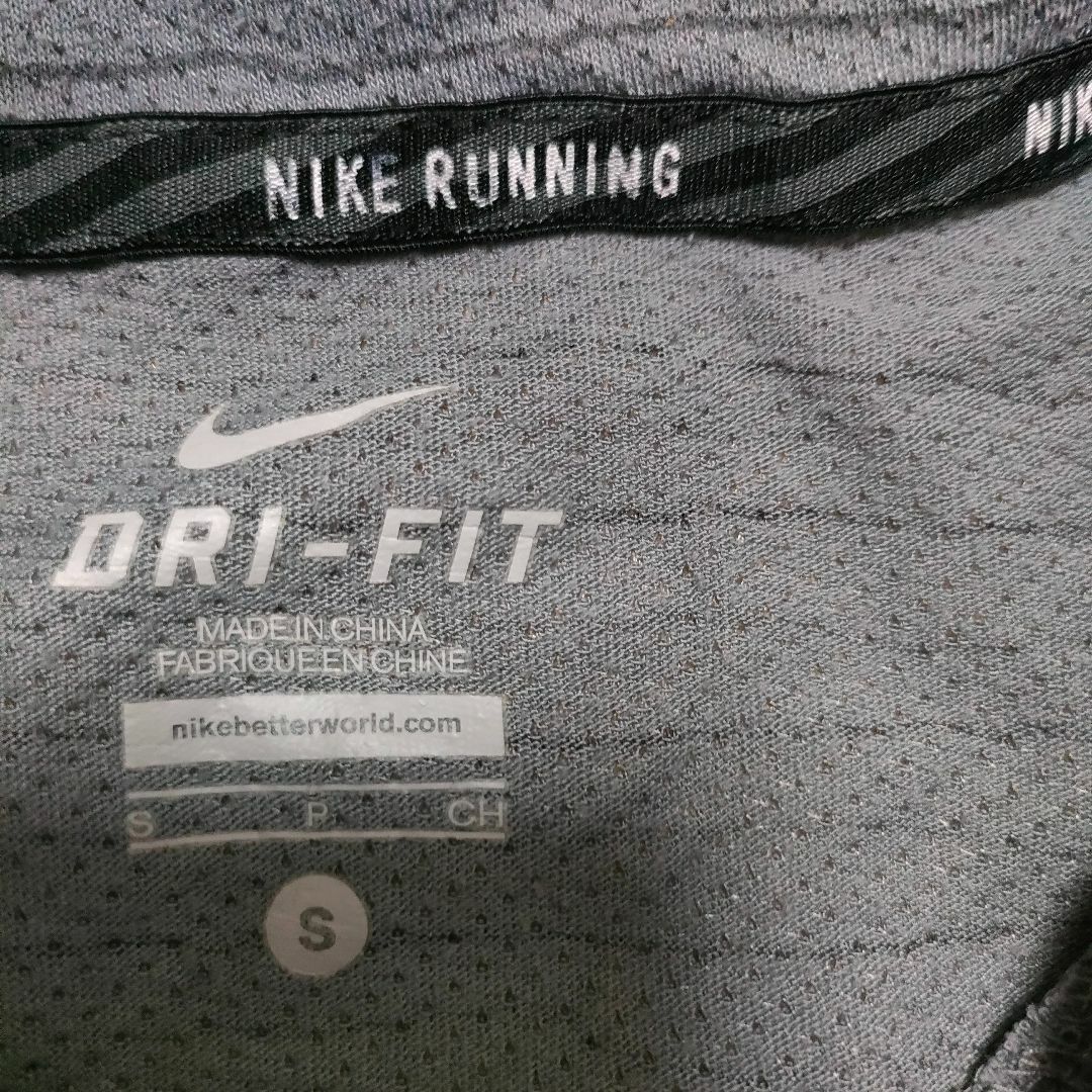 NIKE(ナイキ)のNike ナイキ DRY-FIT グレー　半袖　サイズ　S メンズのトップス(Tシャツ/カットソー(半袖/袖なし))の商品写真