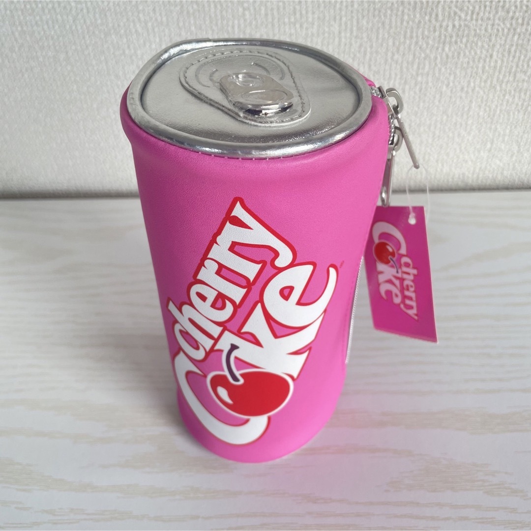 カミオジャパン(カミオジャパン)のCherry Coke 缶型ペンポーチ レディースのファッション小物(ポーチ)の商品写真