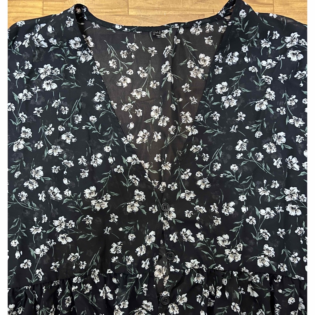 ロングカーディガン　羽織　小花柄　LL    黒系　Vネック　七分袖 レディースのトップス(カーディガン)の商品写真