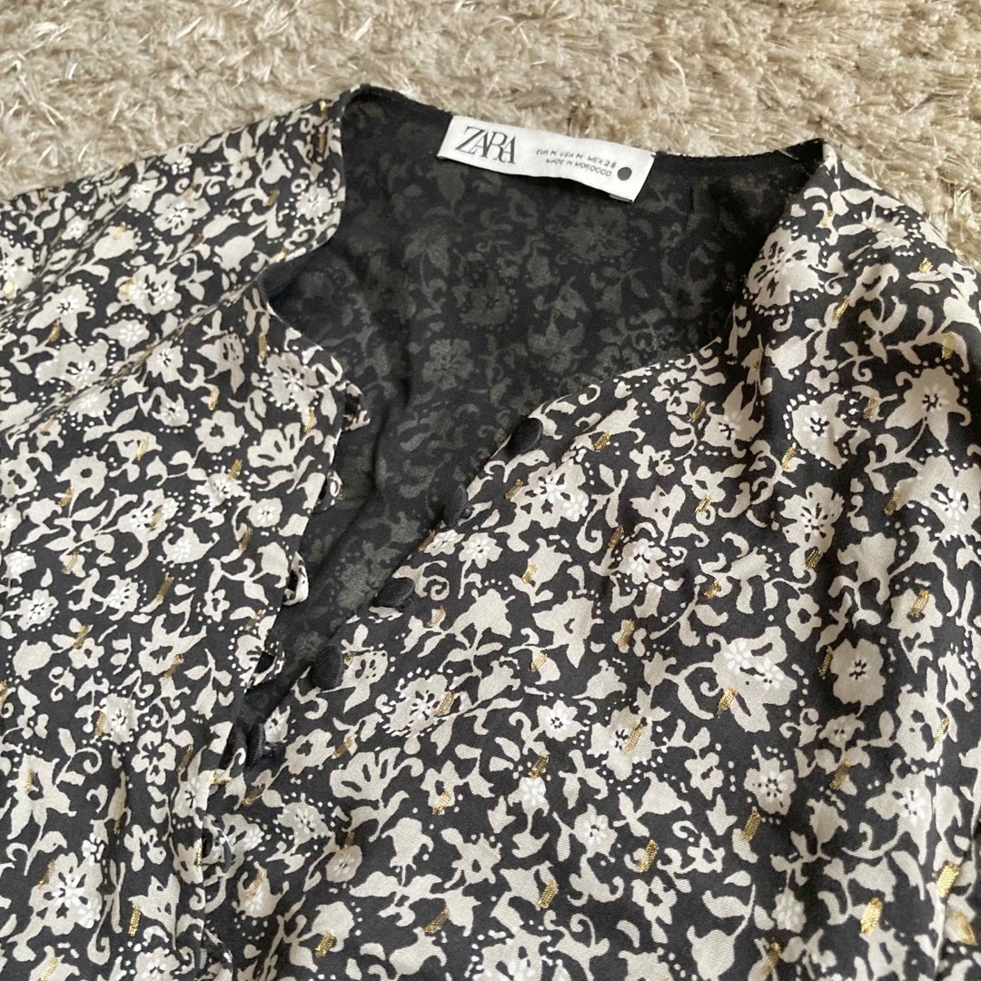 ZARA(ザラ)の✴︎ ショート丈 ✴︎ ZARA花柄 カーディガン 長袖　ザラ キレイめ モード レディースのトップス(シャツ/ブラウス(長袖/七分))の商品写真