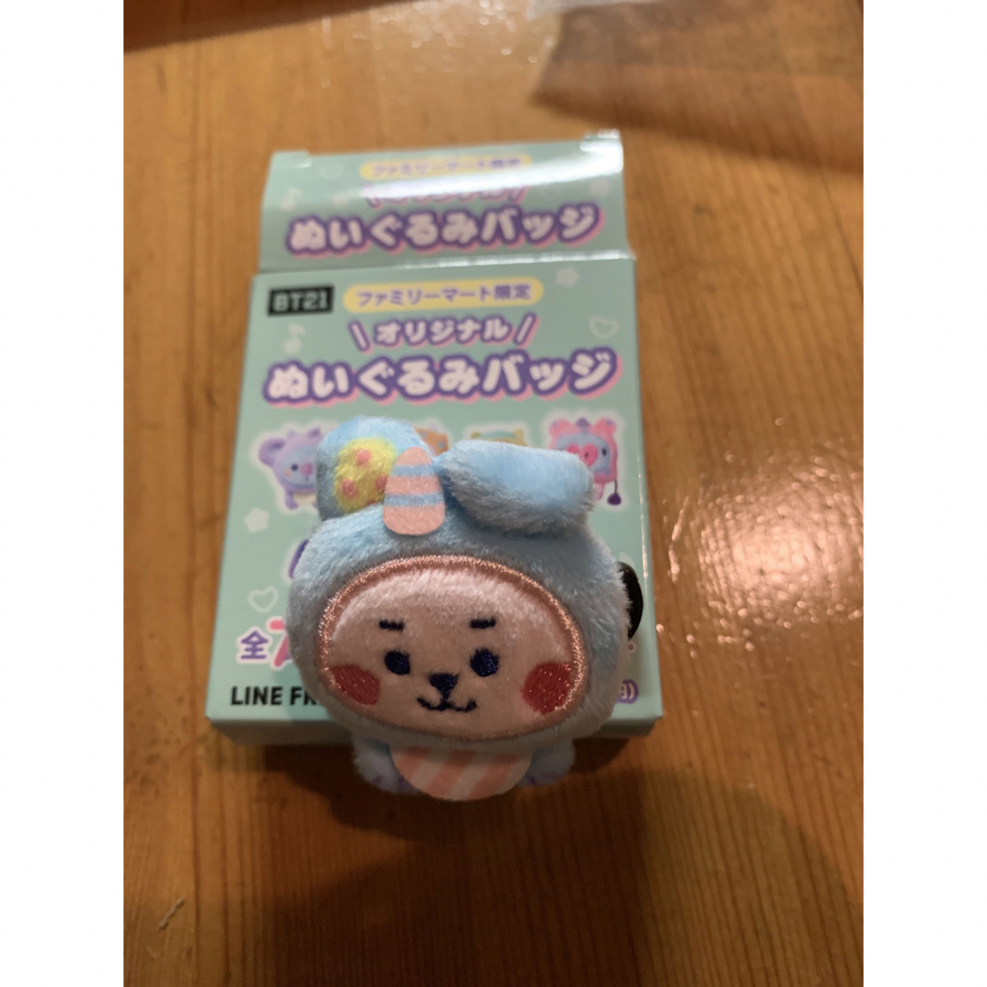 BT21(ビーティーイシビル)のBT21 ぬいぐるみバッジ エンタメ/ホビーのアニメグッズ(バッジ/ピンバッジ)の商品写真