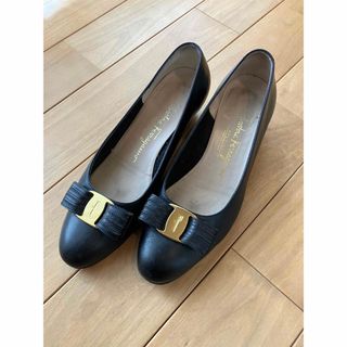 サルヴァトーレフェラガモ(Salvatore Ferragamo)の【フェラガモ 】黒色　リボン　パンプス　6C（23.5㎝）(ハイヒール/パンプス)