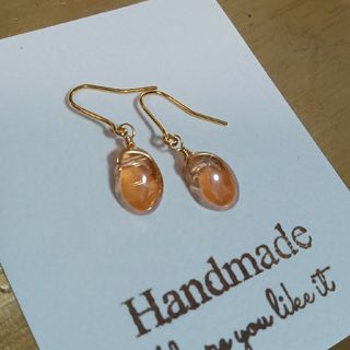 830  シンプル控えめ～ ツヤツヤオレンジ ガラスのしずくピアス　イヤリング(ピアス)