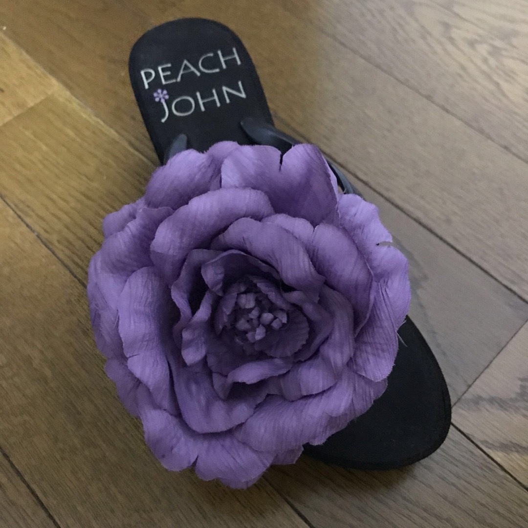 PEACH JOHN(ピーチジョン)の新品☆サンダル・黒・パープル・花・ピーチジョン・22-22.5センチ☆可愛い レディースの靴/シューズ(サンダル)の商品写真