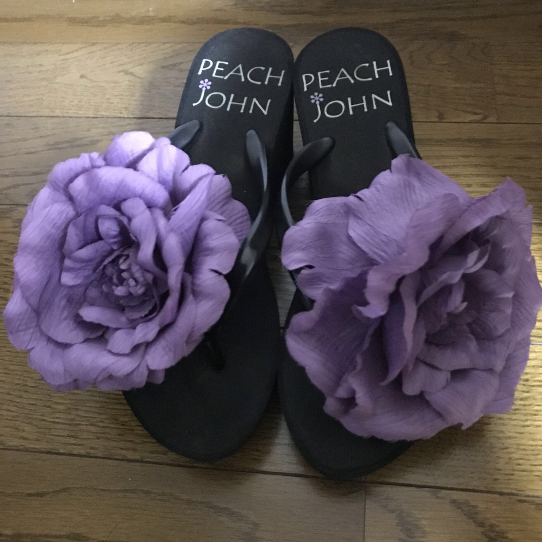 PEACH JOHN(ピーチジョン)の新品☆サンダル・黒・パープル・花・ピーチジョン・22-22.5センチ☆可愛い レディースの靴/シューズ(サンダル)の商品写真