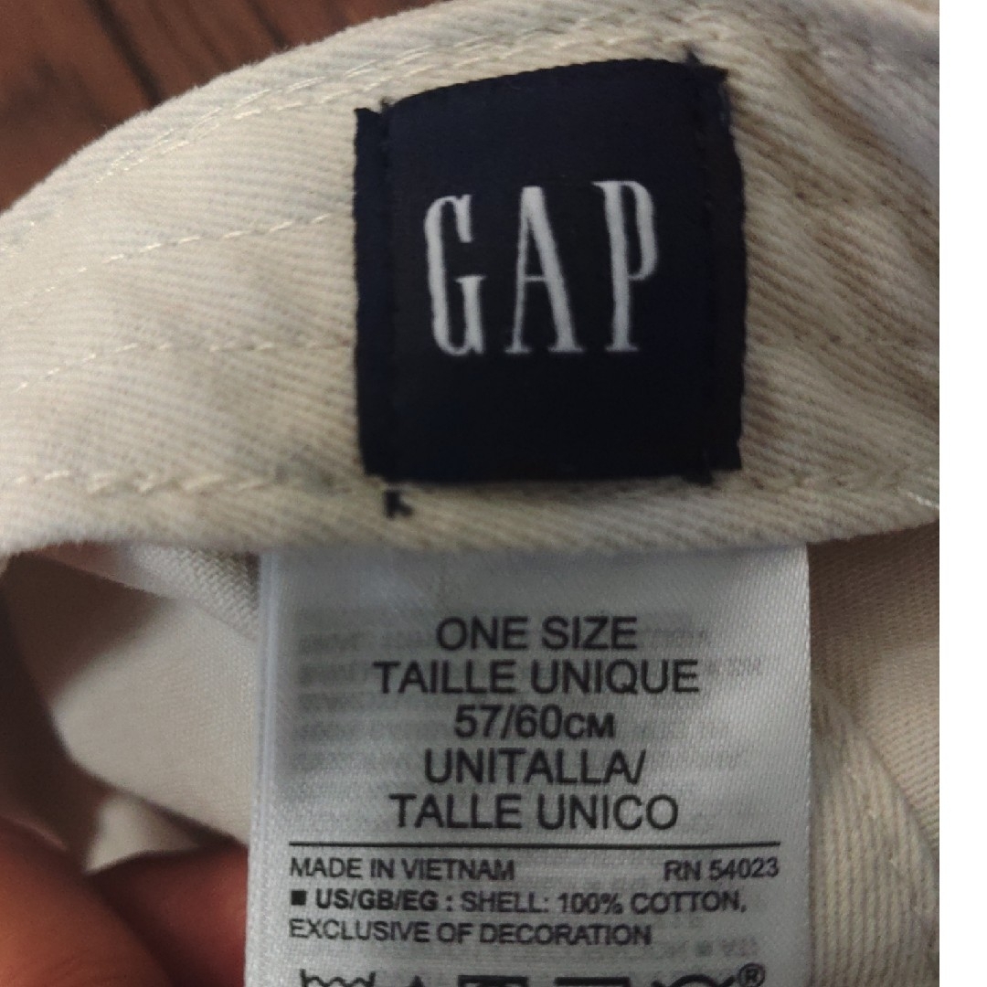 GAP(ギャップ)のGAP　キャップ　クリーム　ベージュ　白　旧タグ　紺タグ メンズの帽子(キャップ)の商品写真