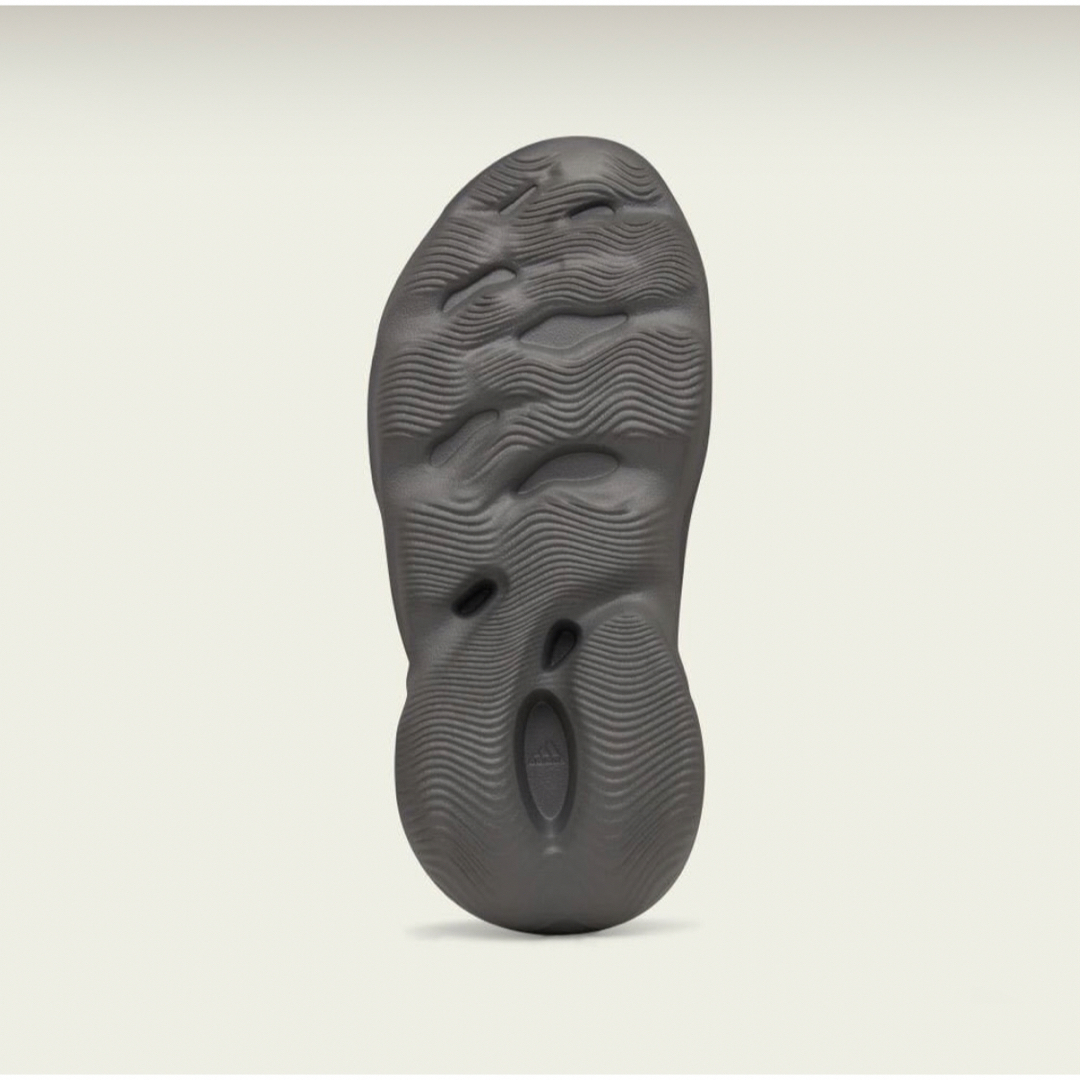 YEEZY（adidas）(イージー)のadidas YZY FORM RNR CARBON 25.5cm メンズの靴/シューズ(サンダル)の商品写真