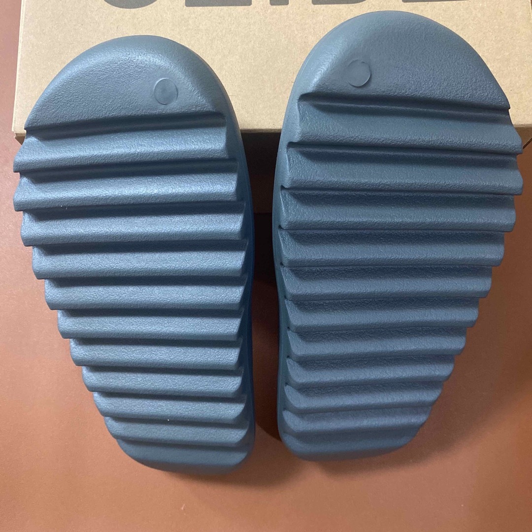 YZY SLIDE 27.5  YEEZY YZY SLIDE  メンズの靴/シューズ(サンダル)の商品写真